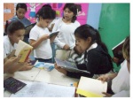 Niños leyendo en grupo